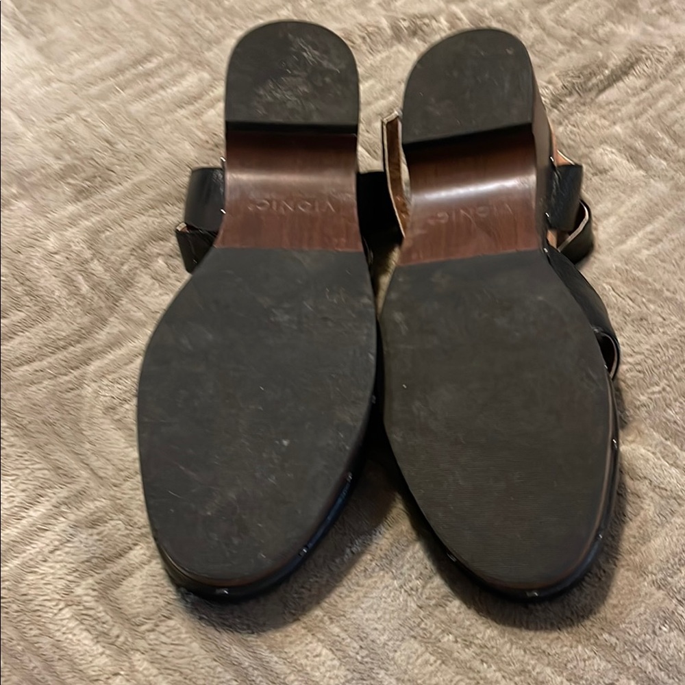 Vionic Black Heels with Textured Leather Design - Picture 4 of 5